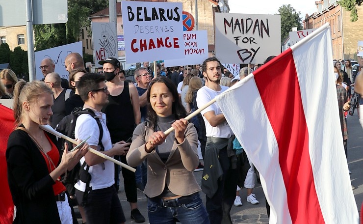 Pie Baltkrievijas vēstniecības cilvēki aktīvi protestē pret vardarbību mūsu kaimiņvalstī 288258