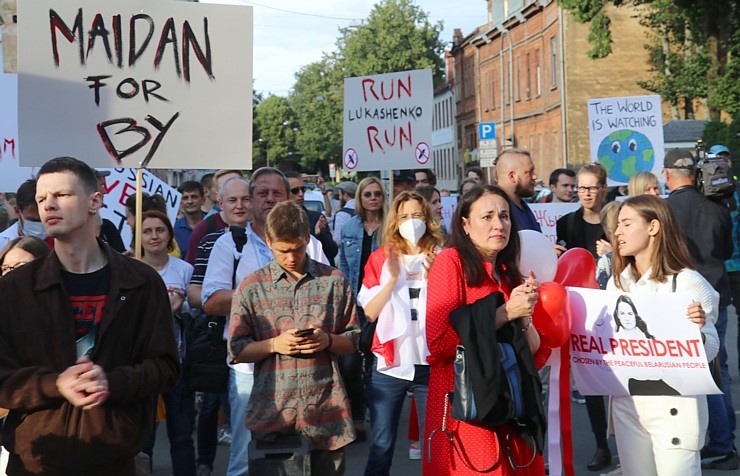 Pie Baltkrievijas vēstniecības cilvēki aktīvi protestē pret vardarbību mūsu kaimiņvalstī 288261