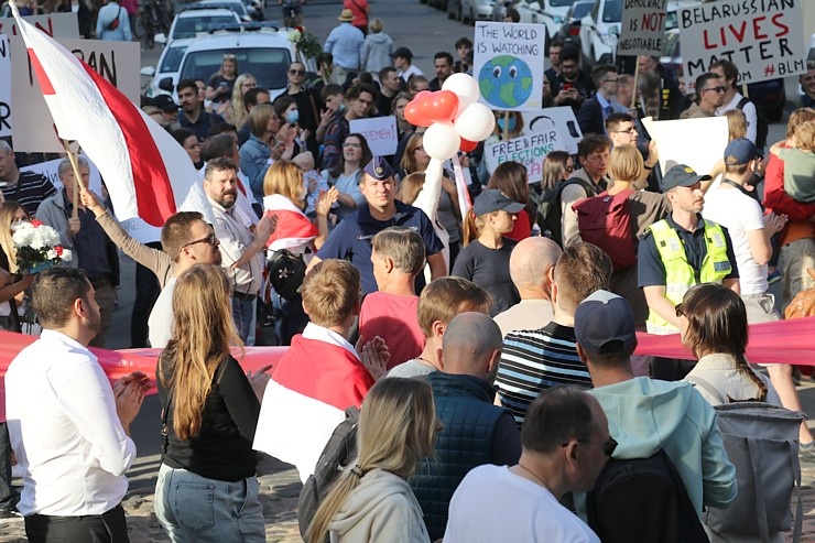 Pie Baltkrievijas vēstniecības cilvēki aktīvi protestē pret vardarbību mūsu kaimiņvalstī 288264