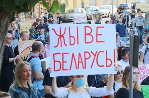 Pie Baltkrievijas vēstniecības cilvēki aktīvi protestē pret vardarbību mūsu kaimiņvalstī 1