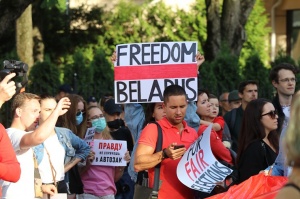 Pie Baltkrievijas vēstniecības cilvēki aktīvi protestē pret vardarbību mūsu kaimiņvalstī 3