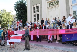 Pie Baltkrievijas vēstniecības cilvēki aktīvi protestē pret vardarbību mūsu kaimiņvalstī 10