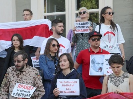 Pie Baltkrievijas vēstniecības cilvēki aktīvi protestē pret vardarbību mūsu kaimiņvalstī 12