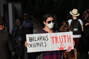 Pie Baltkrievijas vēstniecības cilvēki aktīvi protestē pret vardarbību mūsu kaimiņvalstī 13