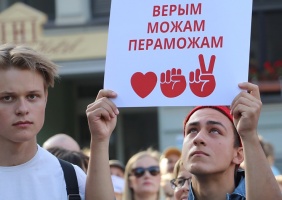 Pie Baltkrievijas vēstniecības cilvēki aktīvi protestē pret vardarbību mūsu kaimiņvalstī 23