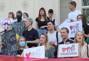 Pie Baltkrievijas vēstniecības cilvēki aktīvi protestē pret vardarbību mūsu kaimiņvalstī 25
