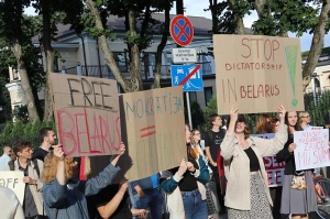 Pie Baltkrievijas vēstniecības cilvēki aktīvi protestē pret vardarbību mūsu kaimiņvalstī 27