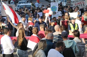 Pie Baltkrievijas vēstniecības cilvēki aktīvi protestē pret vardarbību mūsu kaimiņvalstī 35
