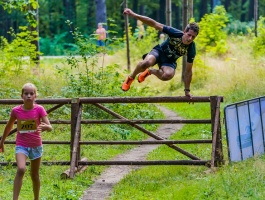 Mežaparkā norisinās populārās taku un šķēršļu skriešanas sacensības «Lāčplēšu kross» 25