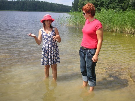 Māju saimniece Anita Reščenko stāsta par ezerā esošo balto mālu izmantošanu tradicionālajās SPA procedūrās 15534