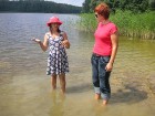 Māju saimniece Anita Reščenko stāsta par ezerā esošo balto mālu izmantošanu tradicionālajās SPA procedūrās 12
