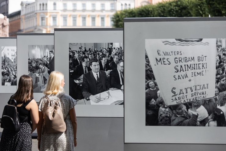 Brīvības laukumā atklāj Latvijas neatkarības atjaunošanas trīsdesmitgadei veltītu lielformāta fotoizstādi Brīvības laukumā atklāj Latvijas neatkarības atjaunošanas trīsdesmitgadei veltītu lielformāta fotoizstādi 289039
