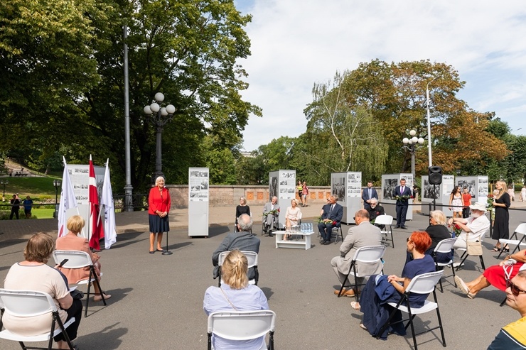 Brīvības laukumā atklāj Latvijas neatkarības atjaunošanas trīsdesmitgadei veltītu lielformāta fotoizstādi 289050