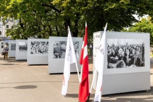 Brīvības laukumā atklāj Latvijas neatkarības atjaunošanas trīsdesmitgadei veltītu lielformāta fotoizstādi 1