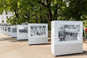 Brīvības laukumā atklāj Latvijas neatkarības atjaunošanas trīsdesmitgadei veltītu lielformāta fotoizstādi 2