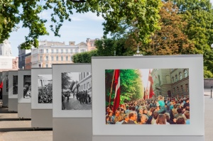 Brīvības laukumā atklāj Latvijas neatkarības atjaunošanas trīsdesmitgadei veltītu lielformāta fotoizstādi 7