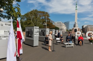 Brīvības laukumā atklāj Latvijas neatkarības atjaunošanas trīsdesmitgadei veltītu lielformāta fotoizstādi 12