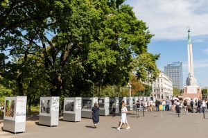 Brīvības laukumā atklāj Latvijas neatkarības atjaunošanas trīsdesmitgadei veltītu lielformāta fotoizstādi 16