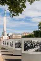 Brīvības laukumā atklāj Latvijas neatkarības atjaunošanas trīsdesmitgadei veltītu lielformāta fotoizstādi 25