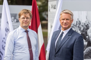 Brīvības laukumā atklāj Latvijas neatkarības atjaunošanas trīsdesmitgadei veltītu lielformāta fotoizstādi 30