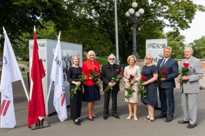 Brīvības laukumā atklāj Latvijas neatkarības atjaunošanas trīsdesmitgadei veltītu lielformāta fotoizstādi 32