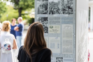 Brīvības laukumā atklāj Latvijas neatkarības atjaunošanas trīsdesmitgadei veltītu lielformāta fotoizstādi 33