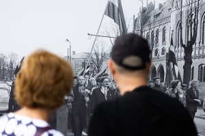 Brīvības laukumā atklāj Latvijas neatkarības atjaunošanas trīsdesmitgadei veltītu lielformāta fotoizstādi 34