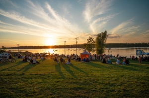Balvu ezerā skatītājus priecē maģisks koncerts «Mūzika saulrietam» 7