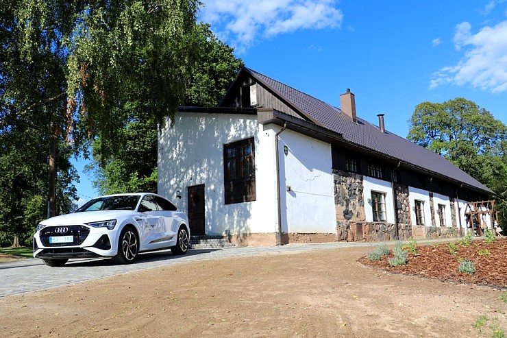 Travelnews.lv dodas ar «Audi e-tron Sportback» uz viesu nama «Donas» atklāšanu Smiltenes novadā 289798