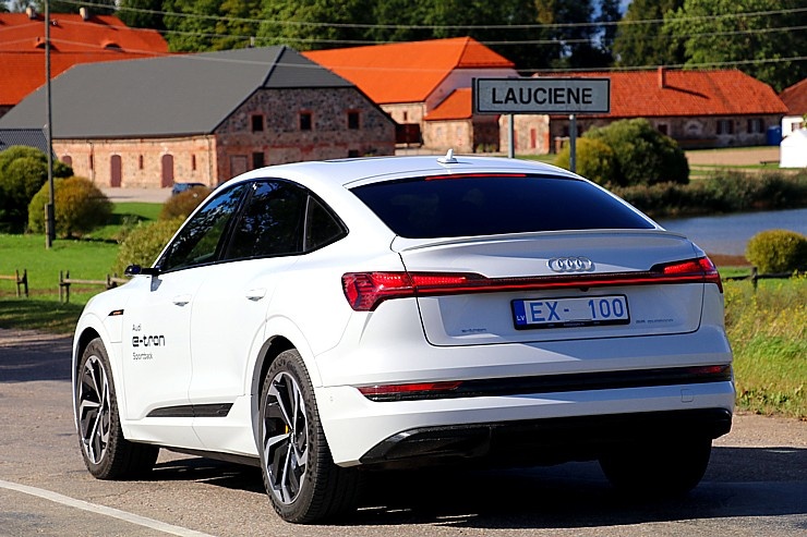 Travelnews.lv ar «Audi e-tron Sportback» apciemo pils kompleksu «Nurmuiža» Kurzemē 289874