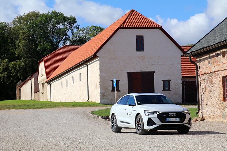 Travelnews.lv ar «Audi e-tron Sportback» apciemo pils kompleksu «Nurmuiža» Kurzemē 289876