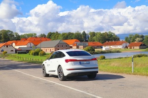 Travelnews.lv ar «Audi e-tron Sportback» apciemo pils kompleksu «Nurmuiža» Kurzemē 1