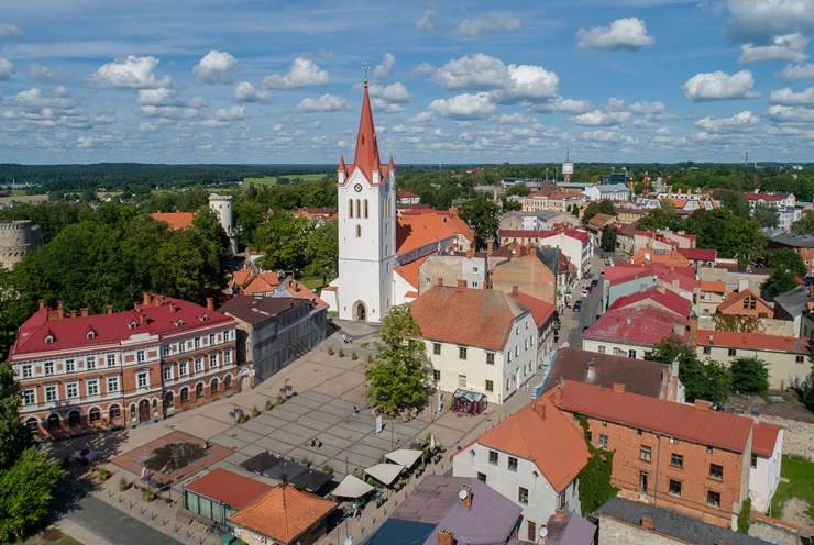 Cēsis ir ne tikai viena no senākajām, bet arī latviskākajām pilsētām. Krāšņām dabas ainavām un vēstures liecībām bagāta, tā iemieso senatnes garu un m 290003