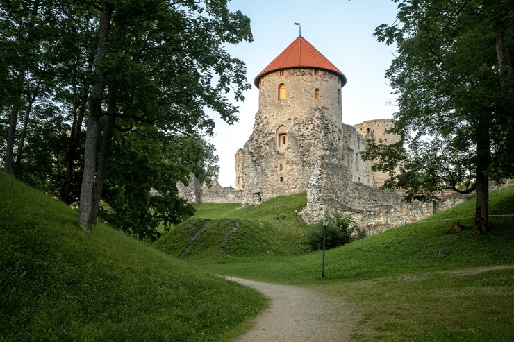 Cēsis ir ne tikai viena no senākajām, bet arī latviskākajām pilsētām. Krāšņām dabas ainavām un vēstures liecībām bagāta, tā iemieso senatnes garu un m 290004