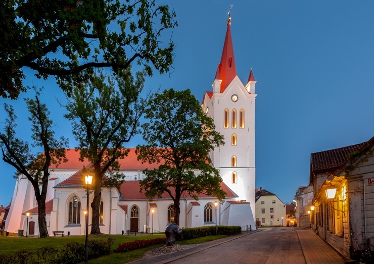Cēsis ir ne tikai viena no senākajām, bet arī latviskākajām pilsētām. Krāšņām dabas ainavām un vēstures liecībām bagāta, tā iemieso senatnes garu un m 290007