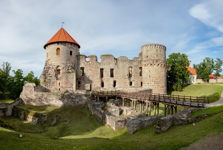 Cēsis ir ne tikai viena no senākajām, bet arī latviskākajām pilsētām. Krāšņām dabas ainavām un vēstures liecībām bagāta, tā iemieso senatnes garu un m 290009