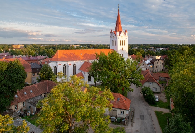 Cēsis ir ne tikai viena no senākajām, bet arī latviskākajām pilsētām. Krāšņām dabas ainavām un vēstures liecībām bagāta, tā iemieso senatnes garu un m 290010