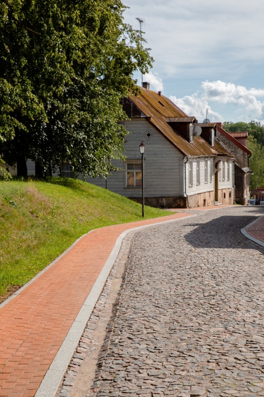 Cēsis ir ne tikai viena no senākajām, bet arī latviskākajām pilsētām. Krāšņām dabas ainavām un vēstures liecībām bagāta, tā iemieso senatnes garu un m 290013