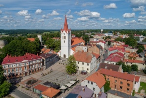 Cēsis ir ne tikai viena no senākajām, bet arī latviskākajām pilsētām. Krāšņām dabas ainavām un vēstures liecībām bagāta, tā iemieso senatnes garu un m 2
