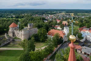 Cēsis ir ne tikai viena no senākajām, bet arī latviskākajām pilsētām. Krāšņām dabas ainavām un vēstures liecībām bagāta, tā iemieso senatnes garu un m 10