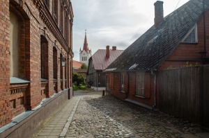 Cēsis ir ne tikai viena no senākajām, bet arī latviskākajām pilsētām. Krāšņām dabas ainavām un vēstures liecībām bagāta, tā iemieso senatnes garu un m 13