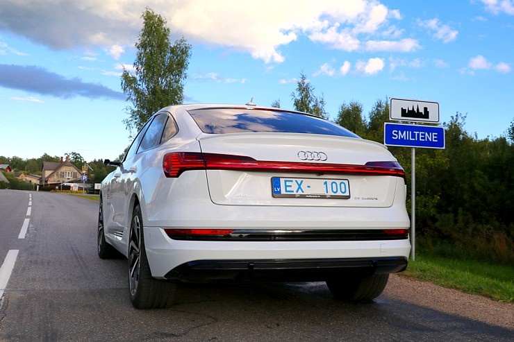 Travelnews.lv uzlādē «Audi e-tron Sportback» Smiltenē un izbauda pilsētas viesmīlību 290023