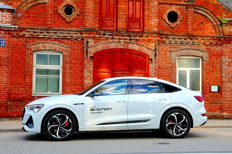 Travelnews.lv uzlādē «Audi e-tron Sportback» Smiltenē un izbauda pilsētas viesmīlību 290025