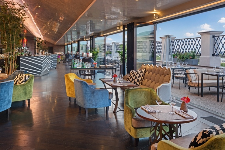 Viesnīcas Grand Hotel Kempinski Riga restorānu «Stage 22» paspilgtina Ievas Bondares mākslas darbi 290125