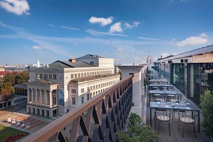 Viesnīcas Grand Hotel Kempinski Riga restorānu «Stage 22» paspilgtina Ievas Bondares mākslas darbi 290128