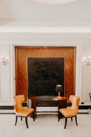 Viesnīcas Grand Hotel Kempinski Riga restorānu «Stage 22» paspilgtina Ievas Bondares mākslas darbi 8