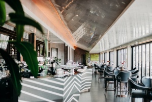 Viesnīcas Grand Hotel Kempinski Riga restorānu «Stage 22» paspilgtina Ievas Bondares mākslas darbi 14