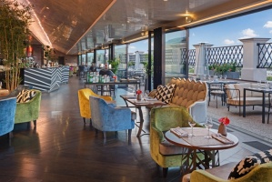 Viesnīcas Grand Hotel Kempinski Riga restorānu «Stage 22» paspilgtina Ievas Bondares mākslas darbi 15