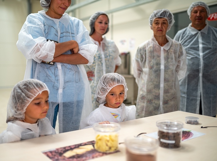 Tūristi ekskursijās var uzzināt «Pobeda Confectionery» garšas noslēpumus 290133