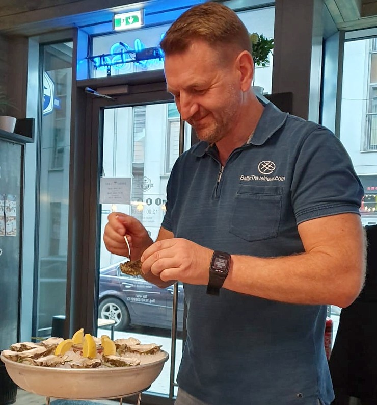 Travelnews.lv direktors vinnē derības par 50 austerēm, kuras noēd 40 minūšu laikā, Rīgas restorānā «Zivju lete» 290282